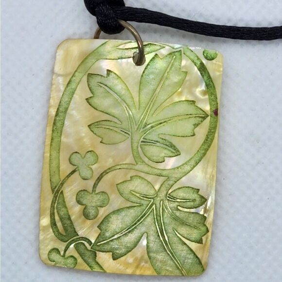 🔺️Green Etched & Painted Leaf Print Seashell Pendant Necklace - Picture 3 of 5